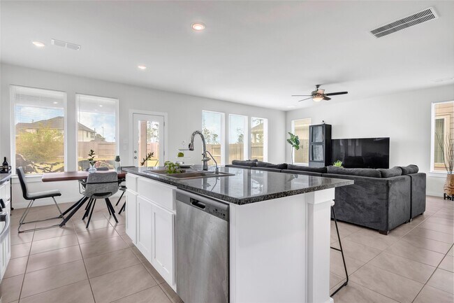 Building Photo - 7218 Clearwater Cv Dr