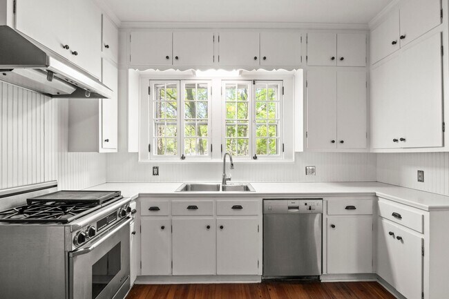 Building Photo - Historic Home in Wake Forest!