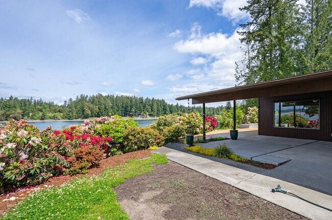 Building Photo - 3-Bed Waterfront Home in Vaughn