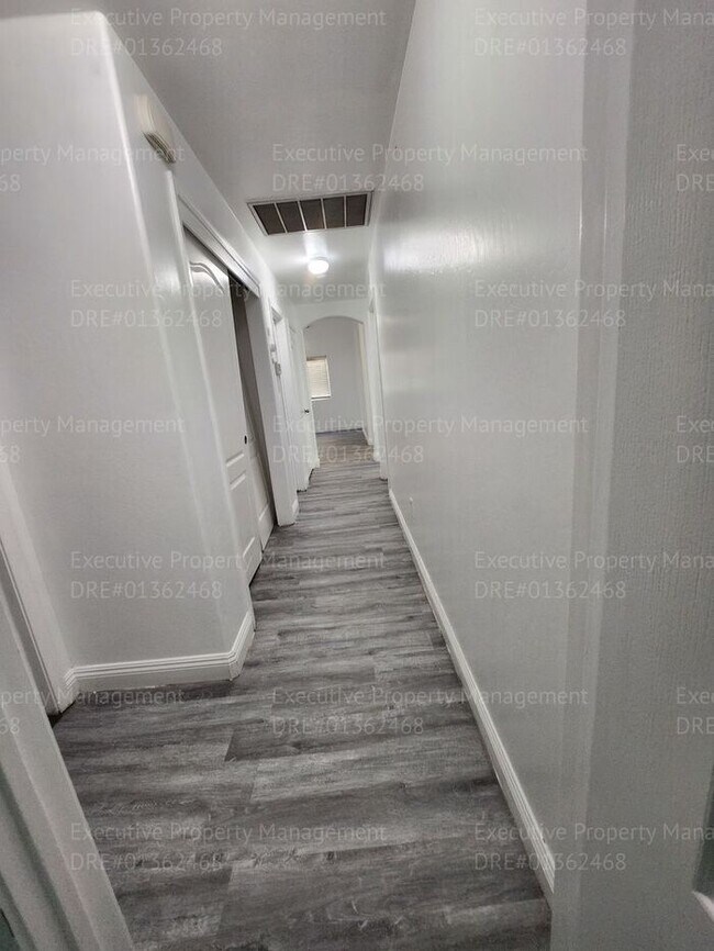 Building Photo - 4 bedroom/ 2 bathroom located in the South...