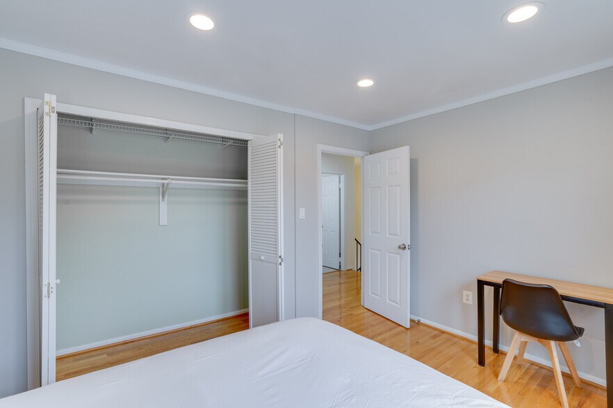 Room 2 - 13809 Newport Ln