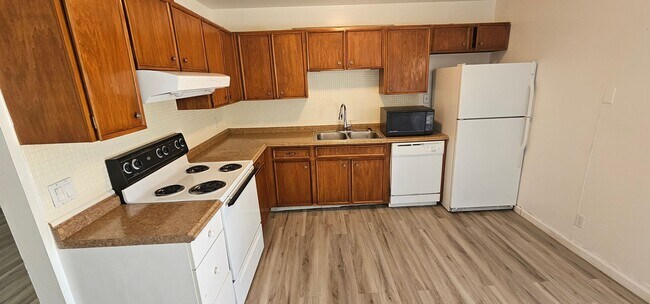 Building Photo - For Rent 3 bed 3 bath Plus 4th room or Off...