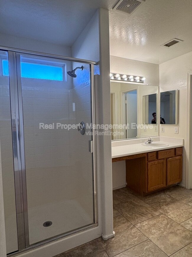 Building Photo - 3734 W Oregon Ave