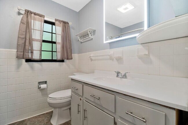 Building Photo - Charming 4 Bedroom Pensacola Rental in a Convenient Location!