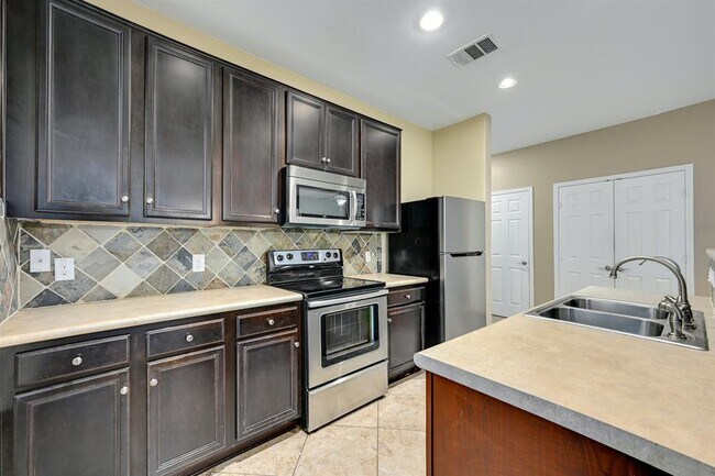 Building Photo - 1029 Hyde Park Dr