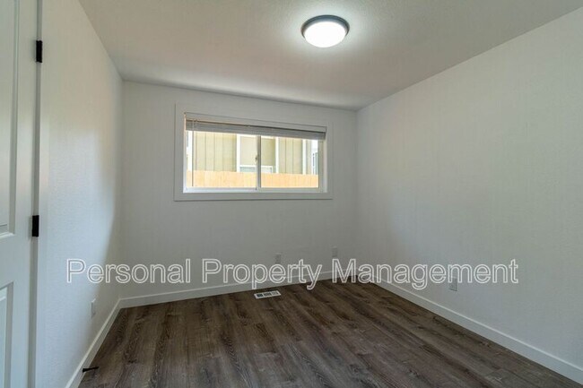 Building Photo - 4325 E 17th St
