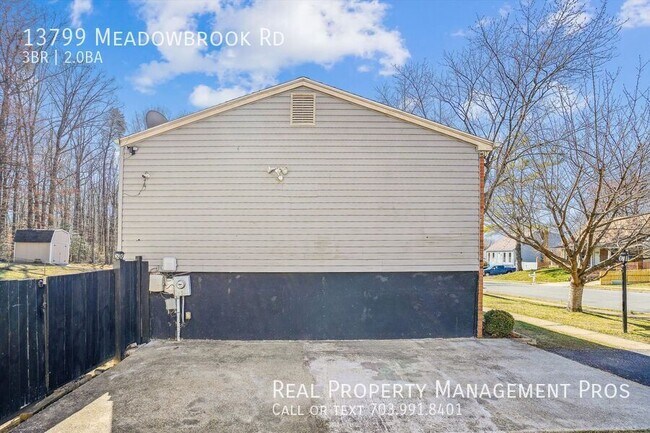 Building Photo - 3 Bed Single Family Home w/ Fenced in Back...