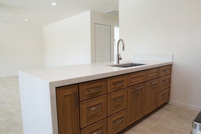 Building Photo - 517 S Mountain View Dr