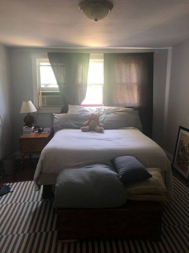 Building Photo - Charming 2 Bed/ 1 Bath upstairs Apartment ...