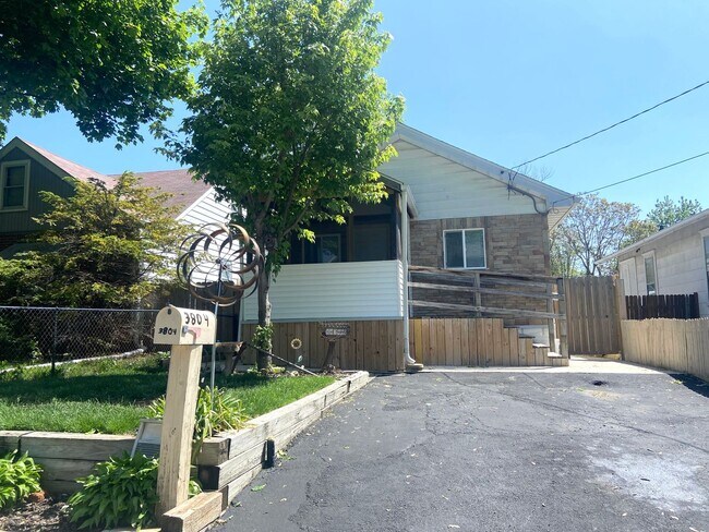 Primary Photo - 3 Bedroom, 2 Bath Home in Peoria Heights! ...