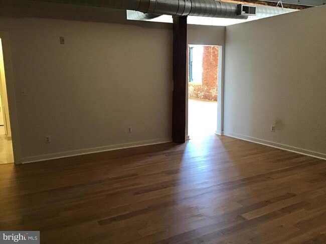 Building Photo - 1125 E Columbia Ave