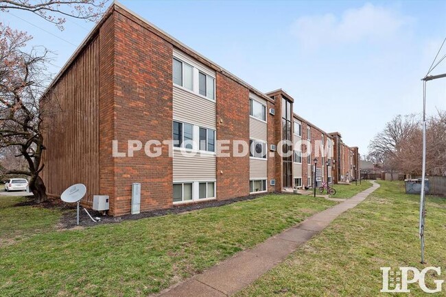 Building Photo - 6018 Secor Rd