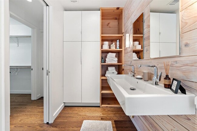 Building Photo - 2202 Montclaire St