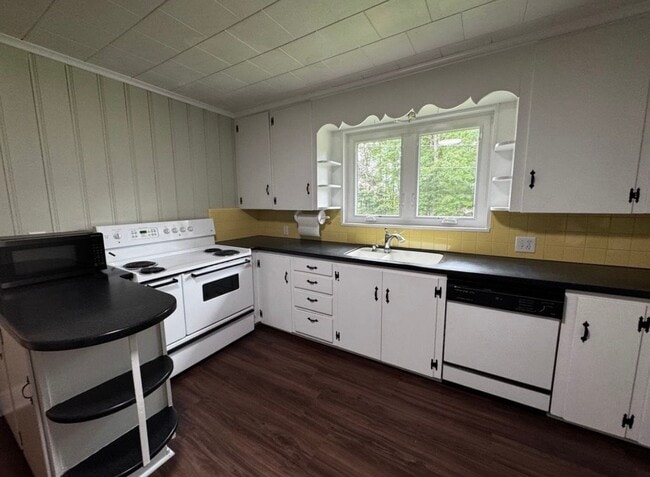 Building Photo - 4011 Rolling Hill Dr