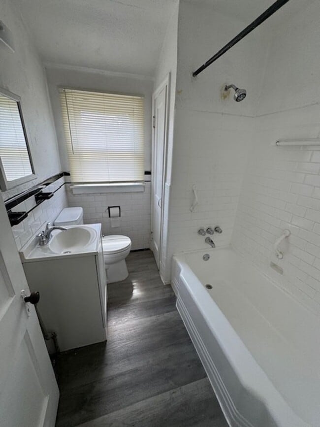 Building Photo - 3BED 2BATH FINISHED BASEMENT $1650/MONTH!