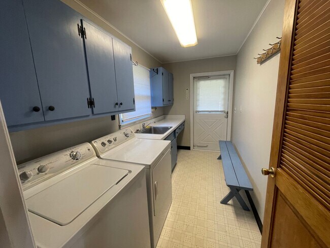 Building Photo - Three Bedroom Single Family Home in the Co...