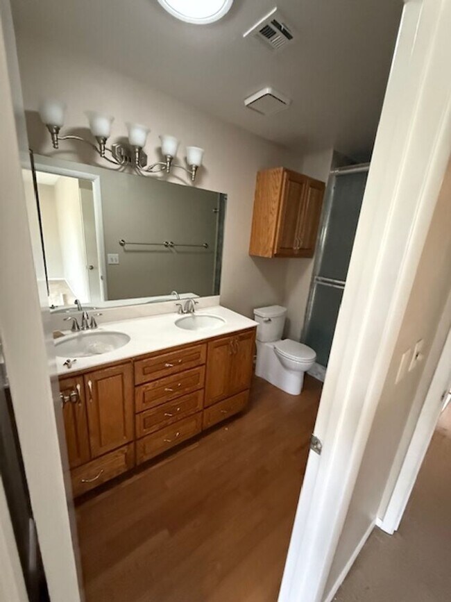 Building Photo - A Fabulous 4 Bedroom Home in Highland Hills