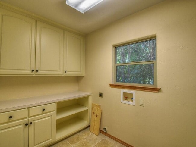 Building Photo - 420 7th St