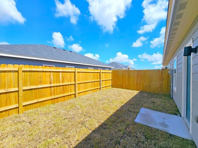 Building Photo - 2325 N Vly Cir