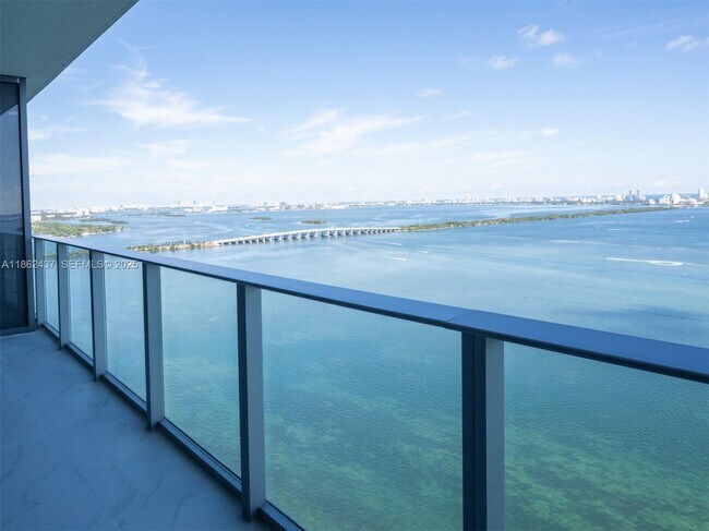 Building Photo - 700 NE 24th St