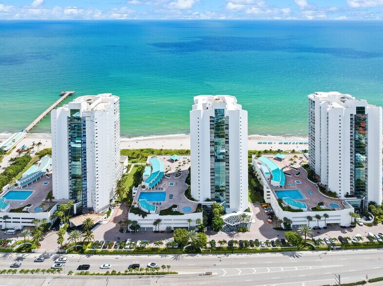 Building Photo - 16485 Collins Ave