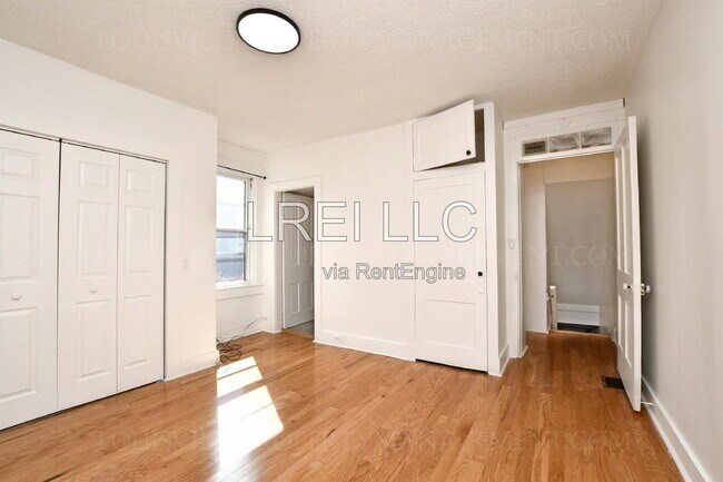 Building Photo - 515 E 11th St
