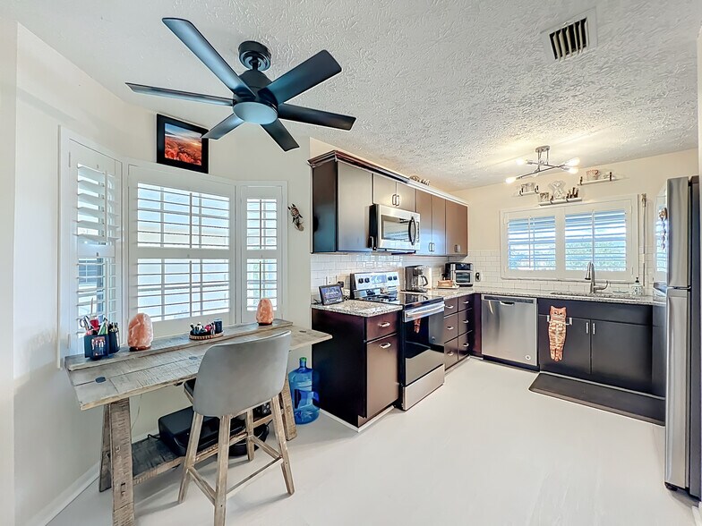 Building Photo - 760 Lake Orchid Cir