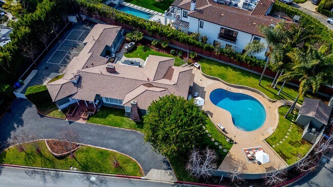 Building Photo - Gated Brentwood Circle Family Home