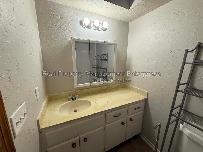 Building Photo - 4105 Heritage Pl Dr