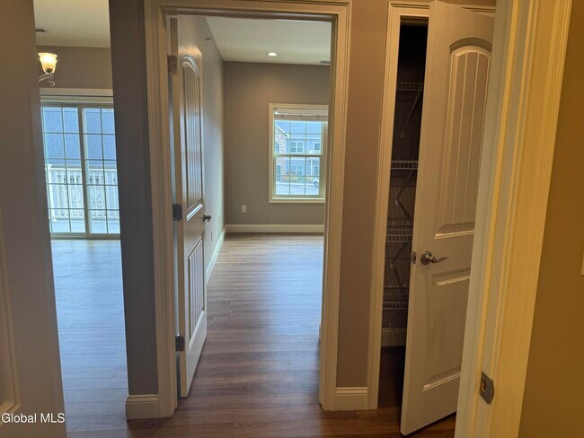 Building Photo - 48 Bavarian Wy