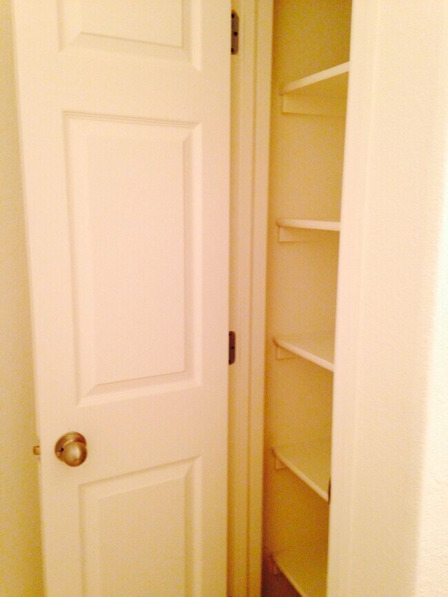 Building Photo - "Spacious 2-Bed, 2-Bath Condo Gem with Garage in Vibrant Denver Locale!"