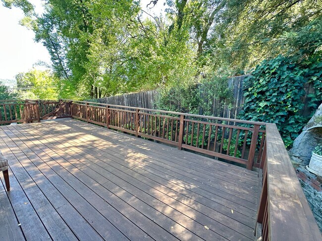 Building Photo - Charming 2-3bd Bungalow w/Pool in San Rafael