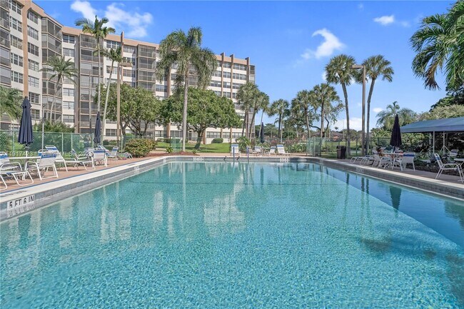 Building Photo - 1200 St Charles Pl