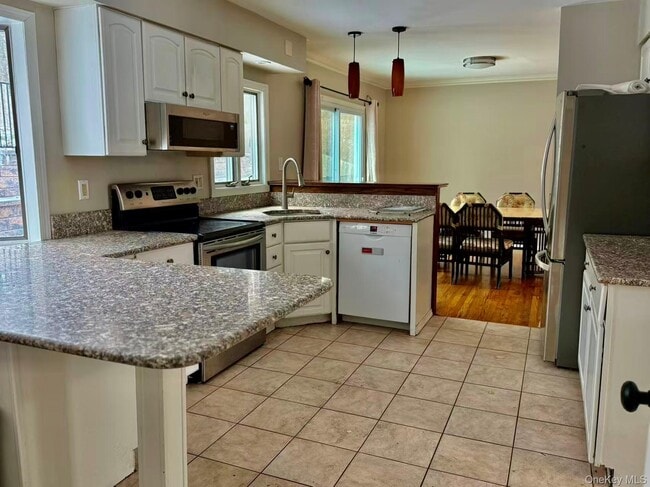 Building Photo - 33 Pilgrim Dr