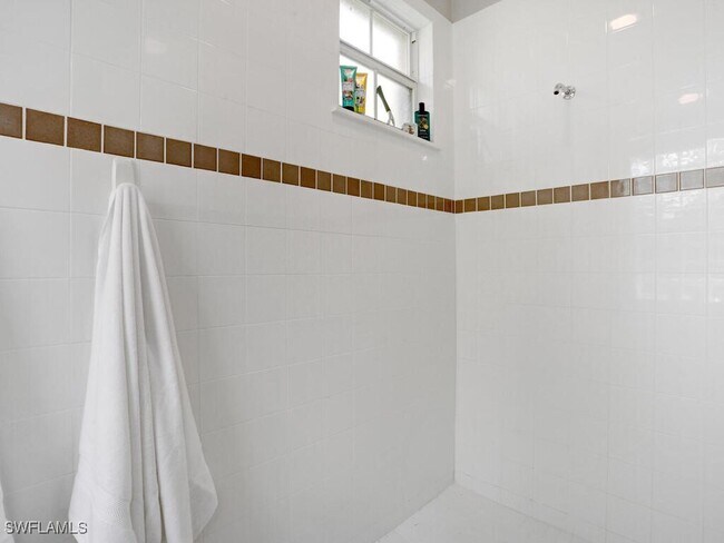 Building Photo - 2847 Tiburon Blvd E