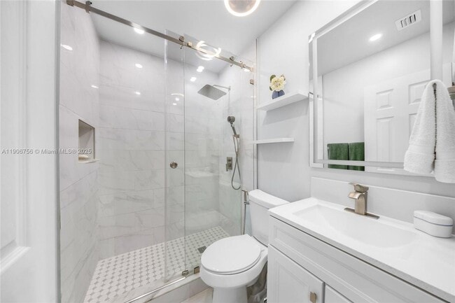 Building Photo - 490 W 33rd Pl