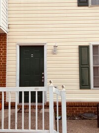 Building Photo - 3 bedroom 1.1 bath Townhome