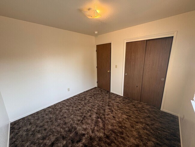 Building Photo - NW Visalia Home with Alley Access Rent Ready!