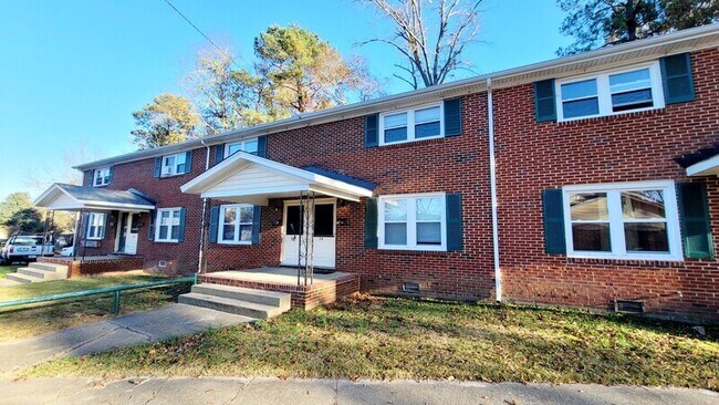 Building Photo - 2604 Wayside Dr