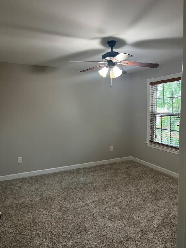 Building Photo - "Charming 4-Bed Home in Mt. Juliet's Sterl...
