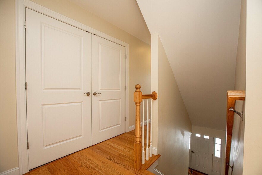 Building Photo - 8 Summer Hill Cir