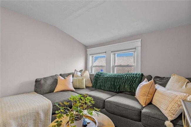 Building Photo - 86 Rochambeau Ave