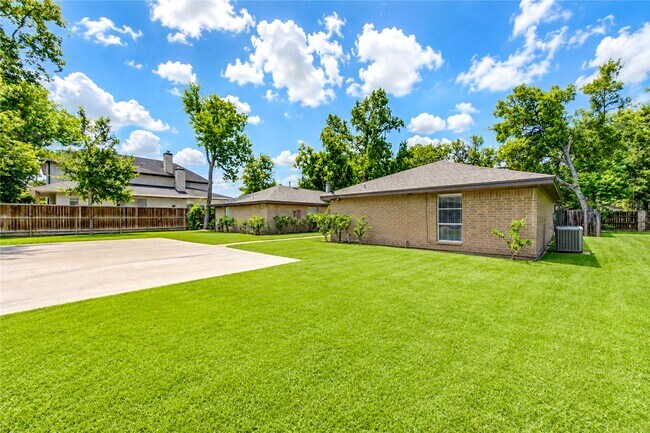 Building Photo - 212 Quaker Dr