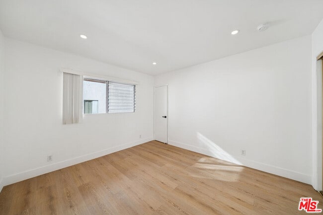 Building Photo - 919 S Sherbourne Dr