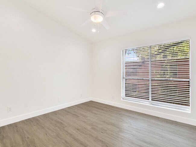 Building Photo - 3816 Southway Dr
