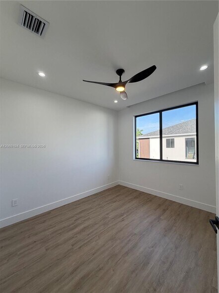 Building Photo - 4664 SW 32nd Ave