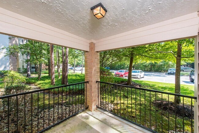 Building Photo - 8051 Bay Branch Dr