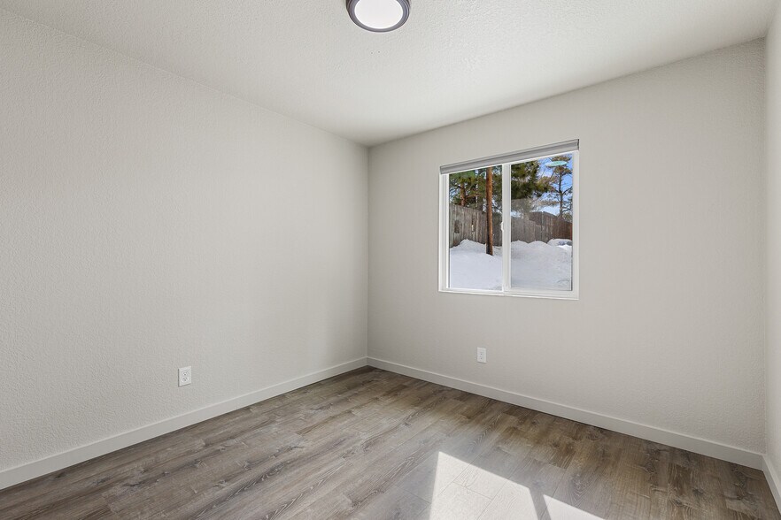 Building Photo - 1220 S Lone Tree Rd