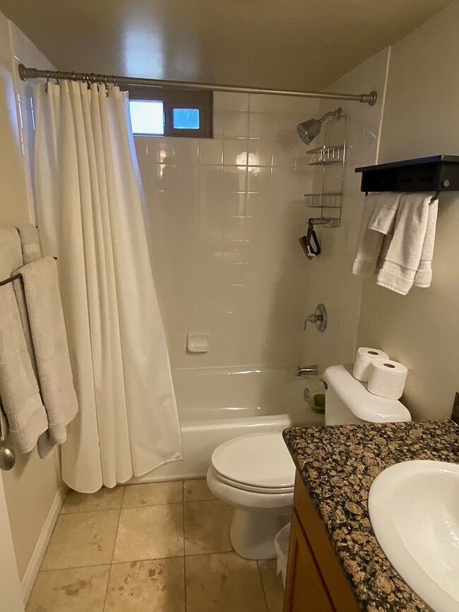 Building Photo - Charming Fully Furnished 2-Bedroom Unit in...