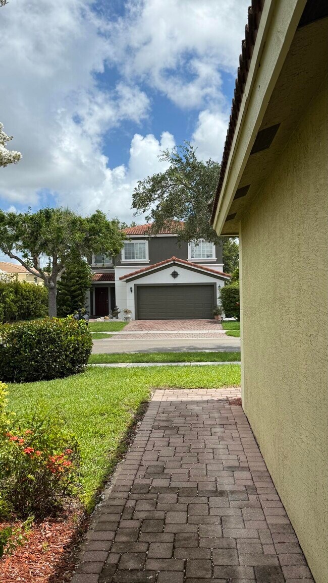 Building Photo - 2131 Newport Isles Blvd